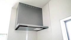 お手入れが簡単なスリム型レンジフードです。調理により発生する油煙や臭いを吸い込み、屋外へ排気してくれます。