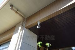 マンションのエントランスに防犯カメラ付き。マンション内のトラブル・犯罪の抑止効果があり、防犯性アップ。