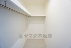 同仕様写真。収納力豊富なウォークインクローゼット。洋服や小物などを1箇所にまとめて美しい収納を実現します。スーツケースのような大型の荷物も置けます＾＾