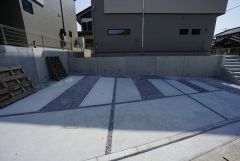 3台まで並列駐車できるので、急な来客時やお子様が成人して車を所有するようになっても安心です。