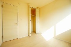 住む人のこだわりを活かす洋室。日当たりがよく、寝室としての利用もおすすめ。広めのクローゼットには荷物をすっきり片付けられ、ゆとりのある暮らしが出来ます＾＾