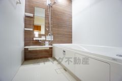 同仕様写真。1日の疲れを癒すくつろぎのバスルーム。足を伸ばしてもゆったりと入れるサイズです。お子様と一緒にお風呂に入っても狭くないですね^^