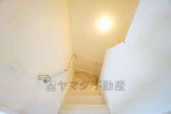 手摺付き階段部分です。勾配も緩やかに設計されており、安全性も重視。