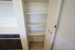 同仕様写真。まとめ買いしてもこの収納量なら心配要らずのパントリー。調理家電や食品のストックをすっきりまとめられ、キッチン周りを広々使えます。