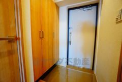 壁一面に設けた大容量のシューズクローゼットは実用性と機能性を兼ね備えています。急な来客でも、いつも整頓された玄関でお出迎えができます。