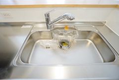 大きなお鍋も楽々洗える幅の広いシンクです＾＾ステンレスシンクなので簡単にお掃除できますよ。洗剤やスポンジもすっきりできる収納付き。