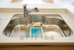 広々としたステンレスシンクには、洗剤やスポンジを収納出来るラック付き。広さも確保しているので、大きなお鍋も洗いやすいです。
