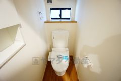 温水洗浄機付トイレです。節水機能もあるので、安心して使えますね。もちろん、1階2階の2ヶ所にトイレがあるので、忙しい朝にもゆとりができますね。