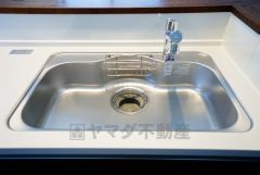 広々とした凸型シンクに洗剤ポケットを標準装備。大きなお鍋など洗いやすいです。