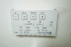 壁リモコンタイプのウォシュレット付き。すっきりした見た目で、トイレ奥の掃除もしやすいです。
