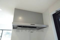 風量が弱・強と切替え可能なレンジフードが調理中の煙をしっかり吸い込みます。手元を照らすライト付きです。