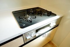 複数の調理を一度に行うことができる3口コンロ。効率よくお料理が出来ます。毎日のお料理も楽しくなりますね＾＾