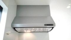 風量が弱・強と切替え可能なレンジフードが調理中の煙をしっかり吸い込みます。手元を照らすライト付きです。