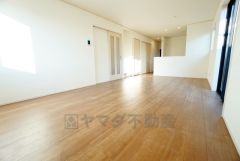 リビングは広々とした設計で、家族が集い、寛ぐ暮らしの空間を演出しています。思い思いの時間を過ごしたり、家族みんなで食事をしたり、素敵な団らんの場になりますね。