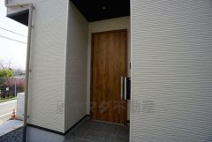 家の顔となる玄関扉がかっこいいと、たくさんの人を招き入れたくなりますね＾＾奥まって設置されており、雨にも濡れにくくなっています。