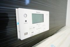 湯量・湯温の設定、そして保温までワンタッチのフルオートバス。便利な追い炊き機能付きです。