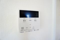 湯量・湯温の設定、そして保温までワンタッチのフルオートバス。便利な追い炊き機能付きです。