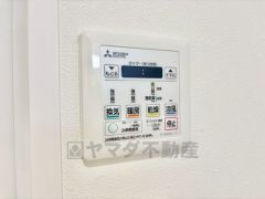 浴室暖房乾燥機付き。天候に左右されず、いつでも好きなときに洗濯物を干せるので、仕事や家事で忙しい方に重宝します。