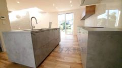 リビングやダイニングからキッチン周りが丸見えにならない対面式キッチン。テレビ鑑賞や家族との対話がしやすく、ご家族の温かい時間を演出します。