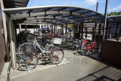 大切な自転車を守れるよう屋根付き駐輪場完備＾＾エントランスの外まで管理が行き届いた綺麗なマンションです。