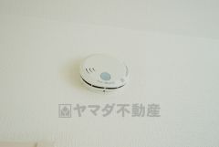 火災発生をいち早く知らせてくれる火災報知器は標準装備です。