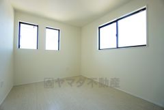 2面採光を確保した明るい室内は、風通しも良く、大変居心地の良い空間となっております。爽やかな風を感じて起きる朝は、快適生活の始まりに。