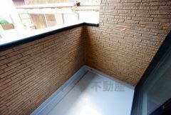 同仕様写真。陽当たりの良いバルコニーです。お洗濯やお布団干しはもちろん、日光浴スペースにも。足元は防水工事施工済です。