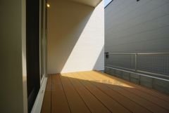 リビングから繋がるウッドデッキは第2の家族団欒スペースとして活躍します。ペットやお子様の遊び場としてはもちろん、BBQなども楽しめます。