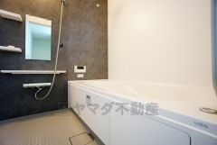 1日の疲れを癒すくつろぎのバスルーム。足を伸ばしてもゆったりと入れるサイズです。お子様と一緒にお風呂に入っても狭くないですね^^