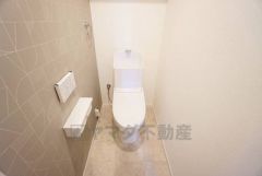 壁リモコンタイプのウォシュレット付き。すっきりした見た目で、トイレ奥の掃除もしやすいです。