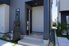 家の顔となる玄関扉がかっこいいと、たくさんの人を招き入れたくなりますね＾＾