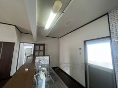 勝手口付きキッチン。においがこもりやすいキッチンの換気にも役立ちます。ごみの仮置きにもなり、便利です＾＾