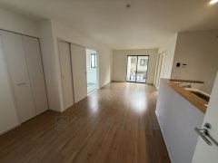 大きな窓のあるリビングは、陽光あふれる明るい空間です。居心地良く、ご家族皆がゆったり寛げる憩いの空間となりそうです。