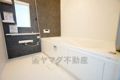 1日の疲れを癒すくつろぎのバスルーム。足を伸ばしてもゆったりと入れるサイズです。お子様と一緒にお風呂に入っても狭くないですね^^