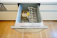 同仕様写真。家事の時間が短縮できるフルオープンで開けやすい食器洗い乾燥機付。食事後に家族とのくつろぎタイムをしっかり取れます。