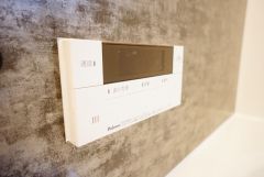 湯量・湯温の設定、そして保温までワンタッチのフルオートバス。便利な追い炊き機能付きです。