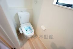 温水洗浄機付トイレです。節水機能もあるので、安心して使えますね。もちろん、1階2階の2ヶ所にトイレがあるので、忙しい朝にもゆとりができますね。