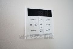 キッチン横からお湯張り、追い炊き、足し湯がボタン一つで楽々操作できる給湯機リモコンです。忙しい夕飯準備の時間帯に重宝しますね。