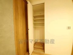 まとめ買いしてもこの収納量なら心配要らずのパントリー。調理家電や食品のストックをすっきりまとめられ、キッチン周りを広々使えます。