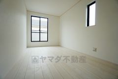 暖かい日差しが差し込む洋室。たっぷり収納できるクローゼット付きでお部屋の中をすっきりと快適に保てます。