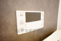 湯量・湯温の設定、そして保温までワンタッチのフルオートバス。便利な追い炊き機能付きです。