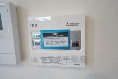 キッチン横からお湯張り、追い炊き、足し湯がボタン一つで楽々操作できる給湯機リモコンです。