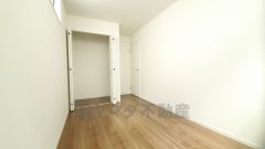 住む人のこだわりを活かす洋室。日当たりがよく、寝室としての利用もおすすめ。広めのクローゼットには荷物をすっきり片付けられ、ゆとりのある暮らしが出来ます＾＾