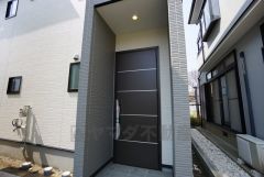 家の顔となる玄関扉がかっこいいと、たくさんの人を招き入れたくなりますね＾＾