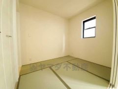 リビング横の和室は、思い切りお子様が遊べるキッズスペースに。柔らかい畳の上なら、お子様が転んでも怪我をしにくく安心です。