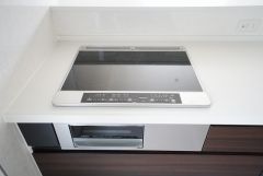 汚れてもサッとふける、お手入れのしやすいIHクッキングヒーター。オール電化なので経済的です。
