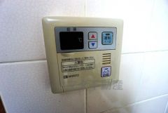 キッチン横からお湯張り、追い炊き、足し湯がボタン一つで楽々操作できる給湯機リモコンです。忙しい夕飯準備の時間帯に重宝しますね。