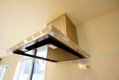 調理により発生する油煙や臭いを吸い込み、屋外へ排気してくれます。