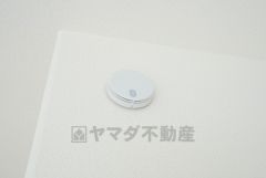 火災発生をいち早く知らせてくれる火災報知器は標準装備です。