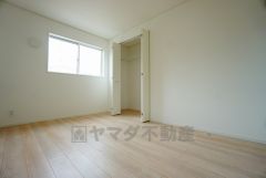 同仕様写真。暖かい日差しが差し込む洋室。たっぷり収納できるクローゼット付きでお部屋の中をすっきりと快適に保てます。